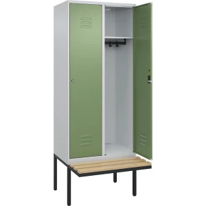 C+P Spind Classic PLUS Sitzbank, 2 Abteile, lichtgrau / resedagrün, B 800 mm, Zylinderschloss, auskragend, Buche-Hartholz
