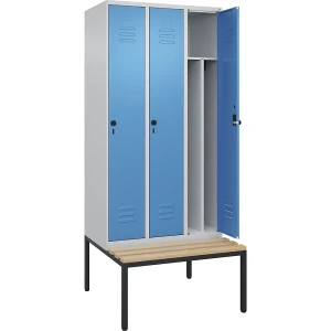 C+P Schwarz-Weiß-Spind Classic PLUS Sitzbank, schmal, 3 Abteile, verkürzte Trennwand mittig, lichtgrau / lichtblau, B 900 mm, Sicherheits-Drehriegel,