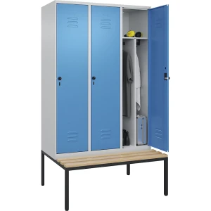 C+P Schwarz-Weiß-Spind Classic PLUS Sitzbank, schmal, 3 Abteile, verkürzte Trennwand mittig, lichtgrau / lichtblau, B 1200 mm, Sicherheits-Drehriegel,