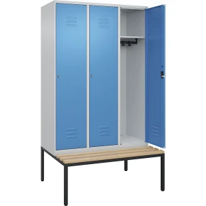 C+P Spind Classic PLUS Sitzbank, 3 Abteile, lichtgrau / lichtblau, B 1200 mm, Zylinderschloss, untergebaut, Buche-Hartholz