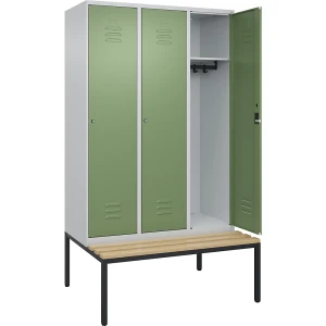 C+P Spind Classic PLUS Sitzbank, 3 Abteile, lichtgrau / resedagrün, B 1200 mm, Zylinderschloss, untergebaut, Buche-Hartholz