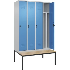 C+P Schwarz-Weiß-Spind Classic PLUS Sitzbank, schmal, 4 Abteile, verkürzte Trennwand mittig, lichtgrau / lichtblau, B 1200 mm, Sicherheits-Drehriegel,