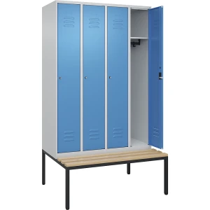 C+P Spind Classic PLUS Sitzbank, 4 Abteile, lichtgrau / lichtblau, B 1200 mm, Zylinderschloss, untergebaut, Buche-Hartholz
