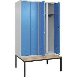 C+P Schwarz-Weiß-Spind Classic PLUS Sitzbank, Trennwand mittig, 2 Abteile, lichtgrau / lichtblau, B 1200 mm, Zylinderschloss, untergebaut,