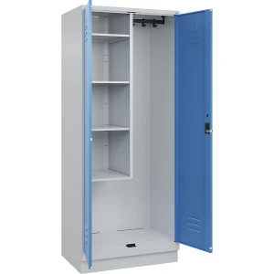 C+P Cacifo para material de limpeza Classic PLUS , 1 compartimento, divisória central, encurtada, cinzento claro/azul claro, L 800 mm, com rodapé,
