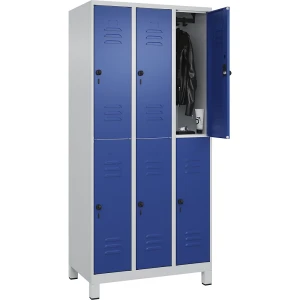 C+P Doppelstock-Spind Classic PLUS, 3 Abteile, lichtgrau / enzianblau, HxB 1950 x 900 mm, mit Füßen, Drehriegel