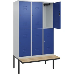 C+P Doppelstock-Spind Classic PLUS Sitzbank, 3 Abteile, lichtgrau / enzianblau, B 1200 mm, Zylinderschloss, auskragend, Buche-Hartholz