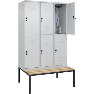 C+P Doppelstock-Spind Classic PLUS Sitzbank, 3 Abteile, lichtgrau, B 1200 mm, Sicherheits-Drehriegel, untergebaut, Buche-Hartholz