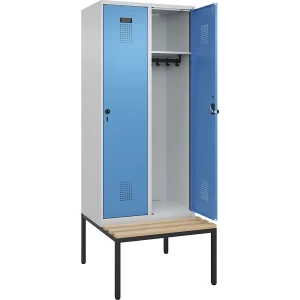 Spind Evolo PLUS Sitzbank, 2 Abteile, lichtgrau / lichtblau, B 800 mm, Sicherheits-Drehriegel, mit untergebauter Sitzbank, Buche kaiserkraft