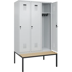 Spind Evolo PLUS Sitzbank, 3 Abteile, lichtgrau / lichtgrau, B 1200 mm, Sicherheits-Drehriegel, mit untergebauter Sitzbank, Buche kaiserkraft