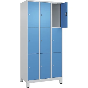 3er-Schließfachschrank Evolo PLUS, 3 Abteile, lichtgrau / lichtblau, B 900 mm, 9 Fächer, mit breiten Füßen, Zylinderschloss kaiserkraft