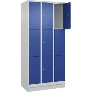 3er-Schließfachschrank Evolo PLUS, 3 Abteile, lichtgrau / enzianblau, B 900 mm, 9 Fächer, mit Bodensockel, Zylinderschloss kaiserkraft
