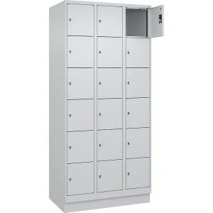 6er-Schließfachschrank Evolo PLUS, 3 Abteile, lichtgrau, B 900 mm, 18 Fächer, mit Bodensockel, Zylinderschloss kaiserkraft