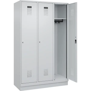 C+P Spind Evolo PLUS, 3 Abteile, lichtgrau, B 1200 mm, mit Bodensockel, Zylinderschloss