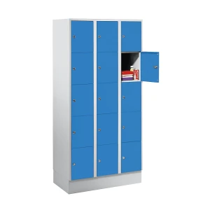 Wolf 5er-Schließfachschrank München, 3 Abteile, lichtgrau / lichtblau, B 900 mm, mit Bodensockel