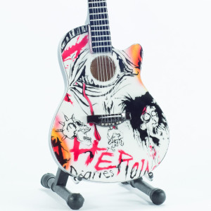 Mini guitar: Mötley Crüe - Nikki Sixx - Ovation Celebrity NS28 - Heroin Diaries