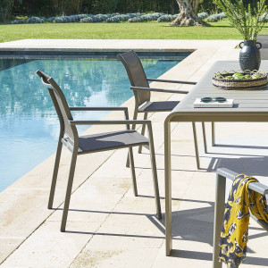 Fauteuil de jardin empilable ESSENTIA Wengé / Praline Aluminium traité époxy, Texaline Hespéride