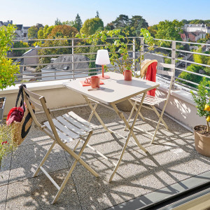 Table de jardin pliante carrée GREENSBORO Argile 2 places - Acier traité époxy, Traitement antirouille renforcé Hespéride