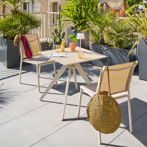 Ensemble table de jardin carrée TERZANO + 2 chaises empilables ESSENTIA Argile places - Aluminium traité époxy Hespéride