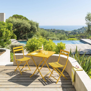 Ensemble table de jardin pliante carrée + 2 chaises GREENSBORO Jaune moutarde places - Acier traité époxy, Traitement antirouille renforcé Hespéride