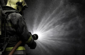 Fototapete Andere gelb, Wasser, dunkel, Feuer, Feuerwehrmann