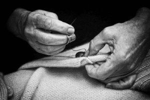 Fototapete Andere Hand, Nadel, Garn, Schaltfläche, Nähen