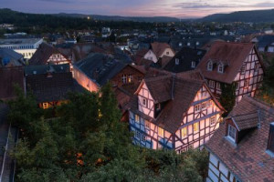 Fototapete Sonnenuntergang, Deutsch, altes Haus, Lichter der Stadt, Or