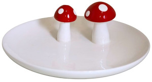 Zestaw 2 talerzy Jellano średnica 23 cm ceramiczne białe z muchomorkami Wyprzedaż