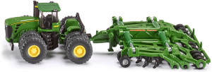 Traktor z rozrzutnikiem. John Deere