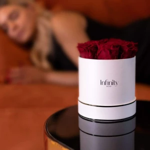 Czerwone wieczne róże w białym dużym flower boxie Infinity Rose - Royal Red