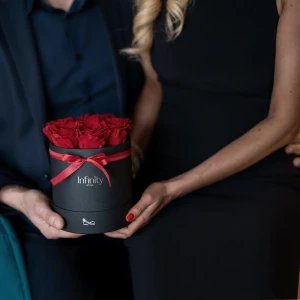 Czerwone wieczne róże w czarnym dużym flower boxie Infinity Rose - Royal Red