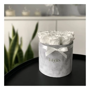 Flower box Infinity Rose białe wieczne róże w szarym welurowym pudełku