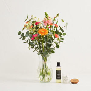Interflora Floristens kreative buket, flerfarvet med massageolie og duftlys