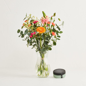 Interflora Floristens kreative buket, flerfarvet med Bodyscrub
