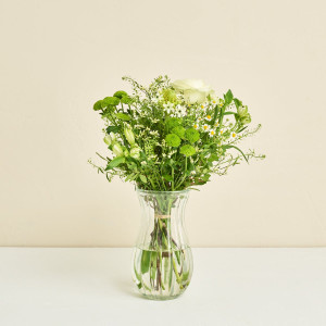 Interflora Floristens kreative buket i lyse nuancer