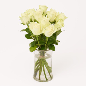Interflora Rosebuket i hvid - leveres i gaveboks med DAO