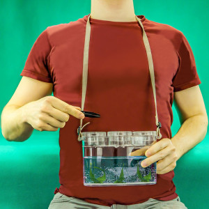 Kompaktowy pojemnik terenowy do obserwacji okazów