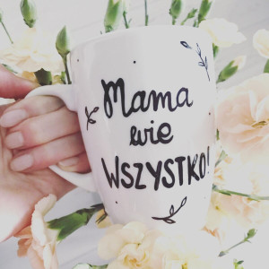 Kubek Mama wie WSZYSTKO- Kika Handmade