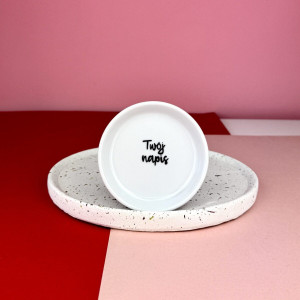 Mały talerzyk na biżuterię/obrączki/torebkę herbaty z własnym napisem - Kika Handmade