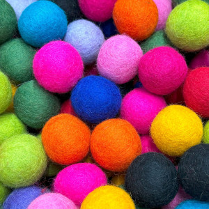 Katzenspielzeug Katzen Naturfilz-Ball, 100% Naturfilz, viele bunte Farben, ca. 4-5 cm Durchmesser