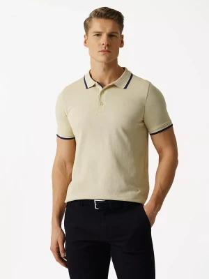 KUBENZ - Piaskowa koszulka polo EL PASO - Bawełna pique - Zdobiona lamówka - Sygnowane logo - Styl casual