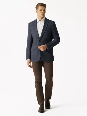 KUBENZ – Stylizacja z granatową marynarką i skórzanym paskiem w duchu smart casual