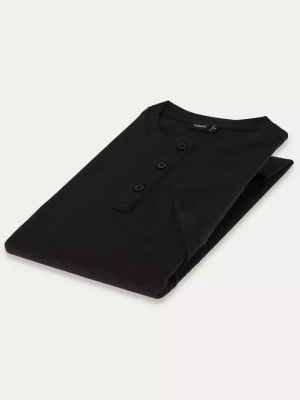 KUBENZ - Czarny t-shirt FURKA - Sylwetka regular - 100% Bawełna - Zapięcie na trzy guziki