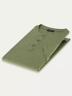 KUBENZ - T-shirt FURKA - Kolor khaki - Sylwetka regular - 100% Bawełna - Zapięcie na trzy guziki