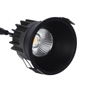 Oprawa PZE-921 Ów. Z Kolei Odporność Na Wilgoć IP44 Sprawia, Że Lampa Jest Odpowiednia Do Instalacji W Łazienkach Oraz Innych Wilg