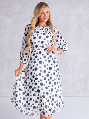 SUKIENKA PLUS SIZE MIRIAM. Długość Midi. Biała w grochy. Rozkloszowana.