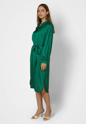 Kleid aus leichtem Satin