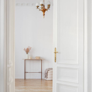 Evja - Konsola z blatem z jasnego Trawertynu : Kolor podstawy - Złoto mat, Rodzaj kamienia - Taj Mahal, Rozmiar - 100 cm x 30 cm