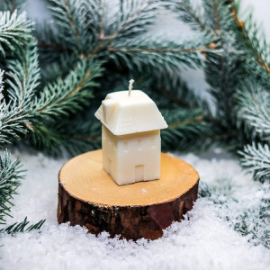 La Luz Świeca sojowa domek świąteczny – ozdobna z woreczkiem z organzy i winietką gratis - Natural