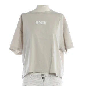 Drykorn T-Shirts (grau, Gr. M) Baumwolle - gebraucht, mit Logo-Print auf der Brust & Großer QR-Code Grafik-Print auf dem Rücken